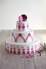 Gâteau de mariage avec un design de bouton — Photo de stock