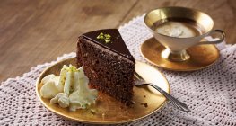 Primo piano vista della torta al cioccolato con crema al pistacchio — Foto stock