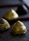 Chocolates de pirámide dorada - foto de stock