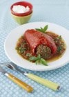 Фаршировані червоний перець горошком в томатному соусі базилік на тарілку, білий — стокове фото