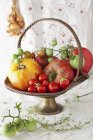 Tomates frescos em cesta de metal — Fotografia de Stock