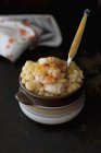 Macaroni and cheese with shrimps — Stock Photo