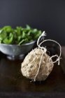 Сельдерей Корень и свежий шпинат — стоковое фото