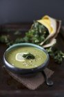 Чаші з селерою і суп з шпинату — стокове фото