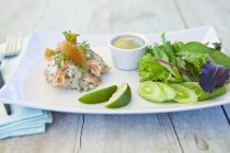 Lachssalat mit Wasabi und Salat — Stockfoto