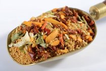 Couscous con ingredientes vegetales en cucharada - foto de stock