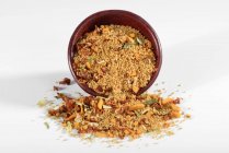 Couscous e ingredienti in ciotola rovesciata — Foto stock