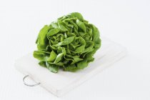 Frischer Salat auf Schneidebrett — Stockfoto
