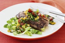 Sirloin стейк с салатом — стоковое фото