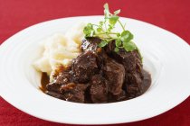 Beef stew with mashed potato — Stock Photo