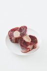 Сырые куски говяжьей говядины — стоковое фото