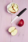 Частично нарезанное свежее яблоко — стоковое фото