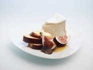Soft cheese with fresh figs — Stock Photo