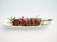 Кебаб из баранины на тарелке — стоковое фото