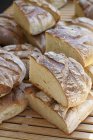 Рустикальний хліб на дерев'яному столі — стокове фото