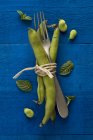 Broad beans tied with fork and mint — Stock Photo