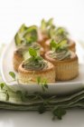 Vol-au-vents riempito con zucchine e pasta di erbe su piatto bianco — Foto stock