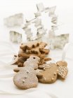 Gingerbread figures and cutters — Stock Photo