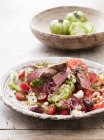 Ягнячий салат з помідорами та оливками — стокове фото