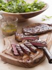 Steak de bœuf grillé — Photo de stock
