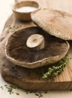 Cogumelos frescos em uma tábua de cortar — Fotografia de Stock
