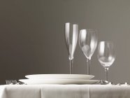 Vista laterale del tavolo con piatti, bicchieri e posate — Foto stock