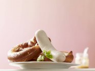 Bretzels et saucisses blanches — Photo de stock