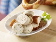 Pretzel e salsichas em fatias brancas — Fotografia de Stock