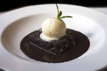 Servindo de brownie com chocolate e sorvete — Fotografia de Stock