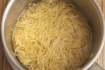 Варені спагетті в каструлі — стокове фото