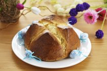 Closeup view of Osterpinze Easter pastry with small eggs and flowers — Stock Photo