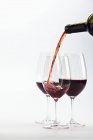 Выливается красное вино — стоковое фото