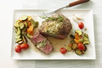 Roast beef with vegetables — Stock Photo