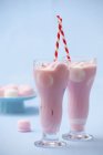 Milkshake de morango em copos — Fotografia de Stock