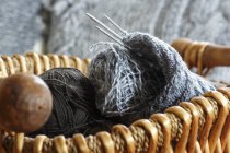 Vue rapprochée des accessoires de tricot dans un panier — Photo de stock