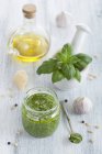 Pesto em jarra e ingredientes — Fotografia de Stock
