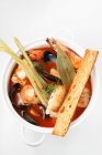 Sopa de pescado con mejillones - foto de stock