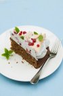 Redcurrant cake with meringue topping — Stock Photo
