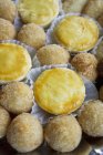 Vue rapprochée des pâtisseries brésiliennes Empadinhas et Bolinhas de Gueijo — Photo de stock