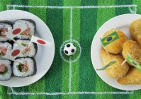 Sushi on plate and salgadinhos on plate — Stock Photo