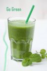 Reen smoothie with spinach — Stock Photo