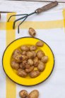 Нова картопля на жовтій тарілці — стокове фото