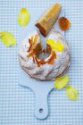 Kuchen mit Puderzucker und Orangenschale — Stockfoto
