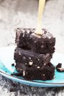 Brownies apilados con tenedor de madera - foto de stock