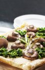 Torta de massa folhada coberto com cogumelos frescos e espinafre — Fotografia de Stock