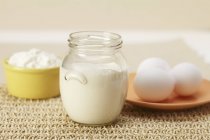 Queso, leche y huevos - foto de stock