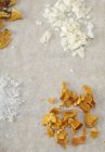 Vue rapprochée des écorces d'orange séchées, noix de coco rasée et sel — Photo de stock