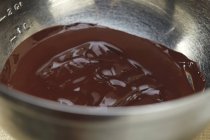Chocolate derretido na tigela de metal — Fotografia de Stock