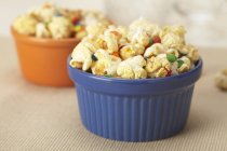 Popcorn und Bonbons in Rammekins — Stockfoto