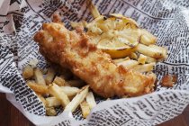 Fish and Chips mit Zitrone — Stockfoto
